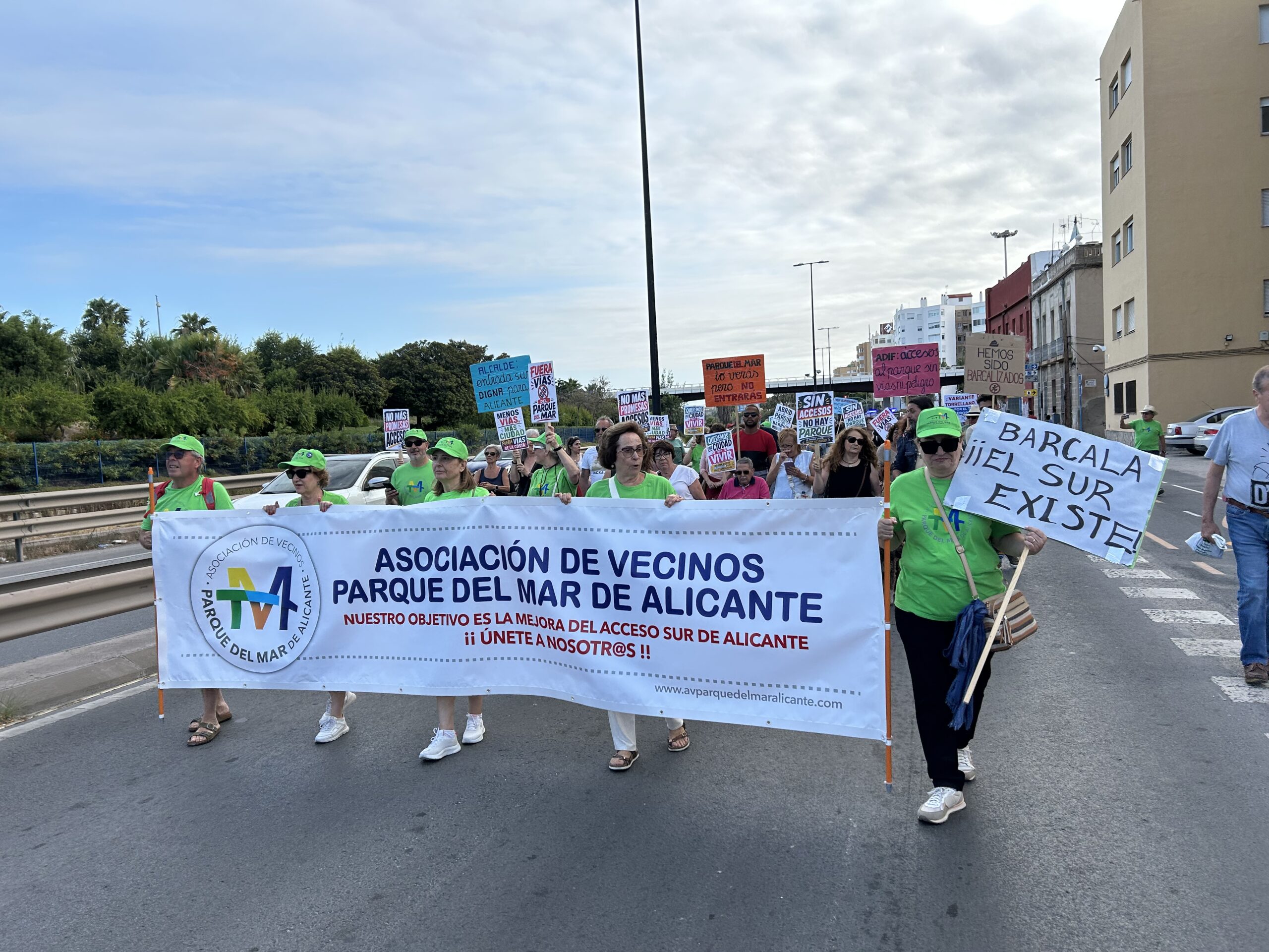 Vista de la pancarta principal de la Asociación de Vecinos Parque del Mar durante la manifestación en la avenida de Elche