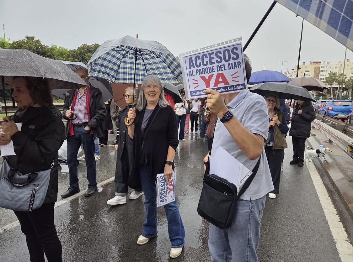 Participantes sostienen carteles de accesos al Parque del Mar ya durante la protesta