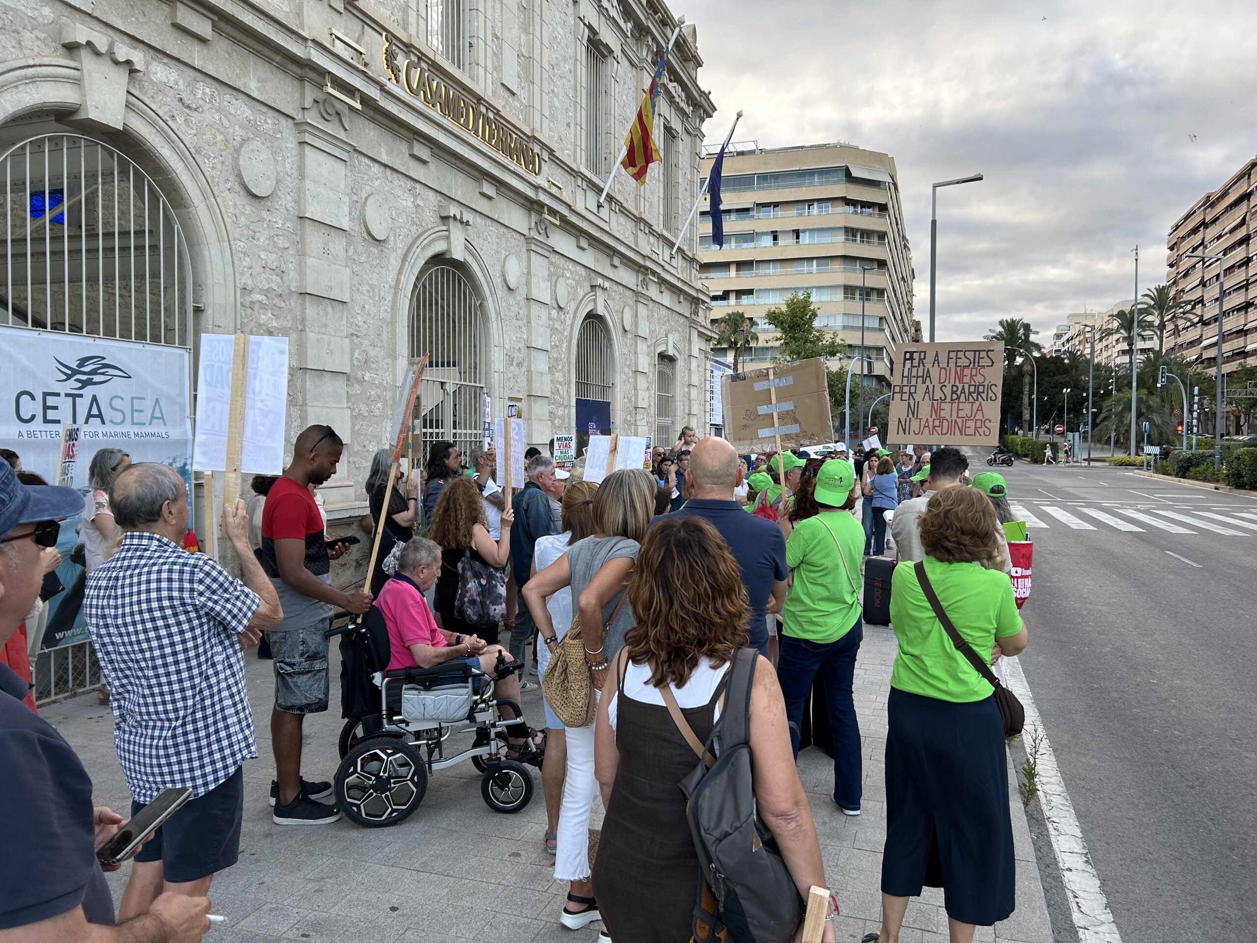 Vecinos concentrados junto a Casa Mediterráneo al final de la manifestación