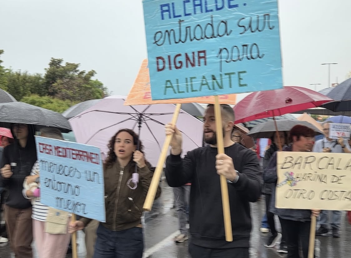 Manifestantes sostienen carteles que reclaman un entorno sur digno para Alicante