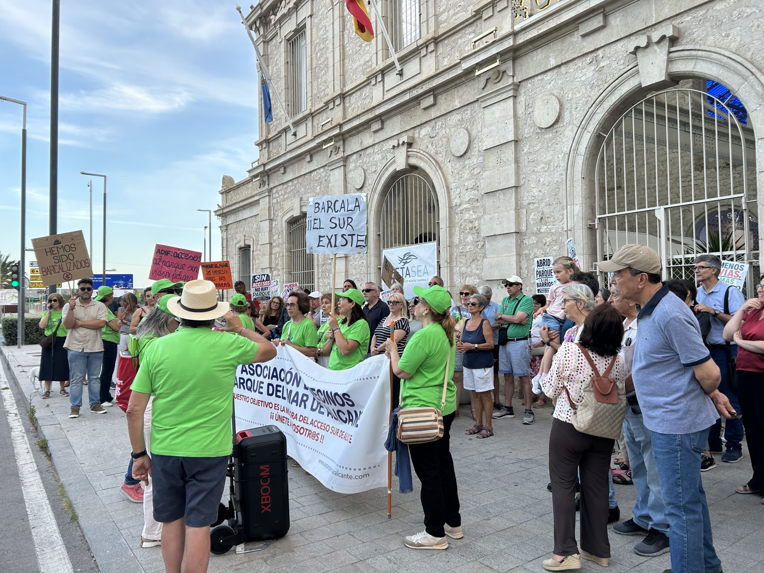Participantes escuchan la lectura del manifiesto frente a Casa Mediterráneo