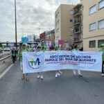 Cabecera de la manifestación con la pancarta de la Asociación de Vecinos Parque del Mar de Alicante en la avenida de Elche