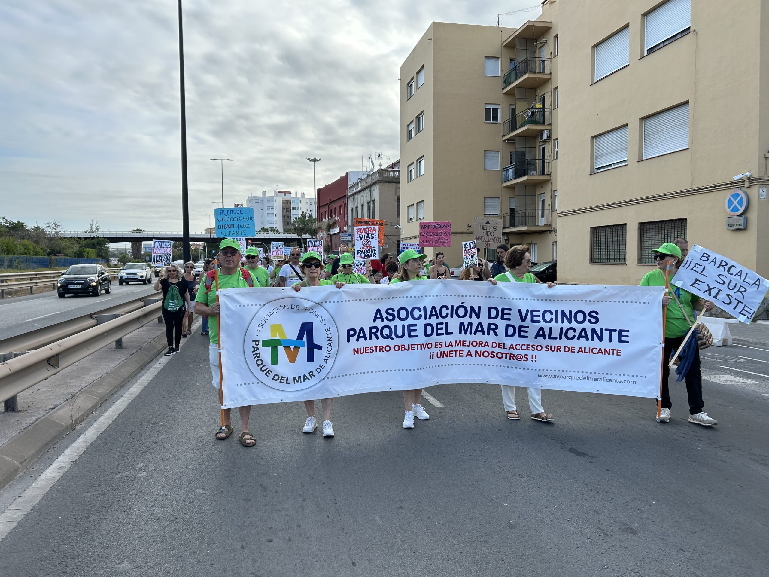Cabecera de la manifestación con la pancarta de la Asociación de Vecinos Parque del Mar de Alicante en la avenida de Elche