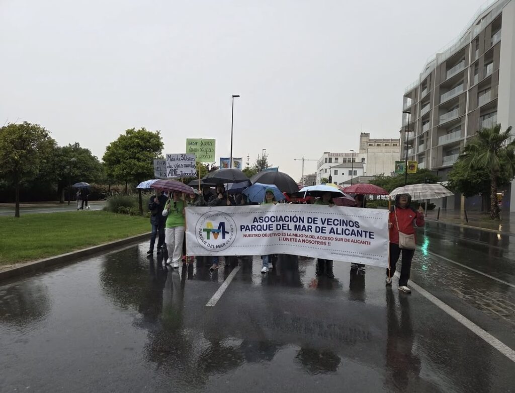 Una marea de paraguas reclama accesos dignos al Parque del Mar