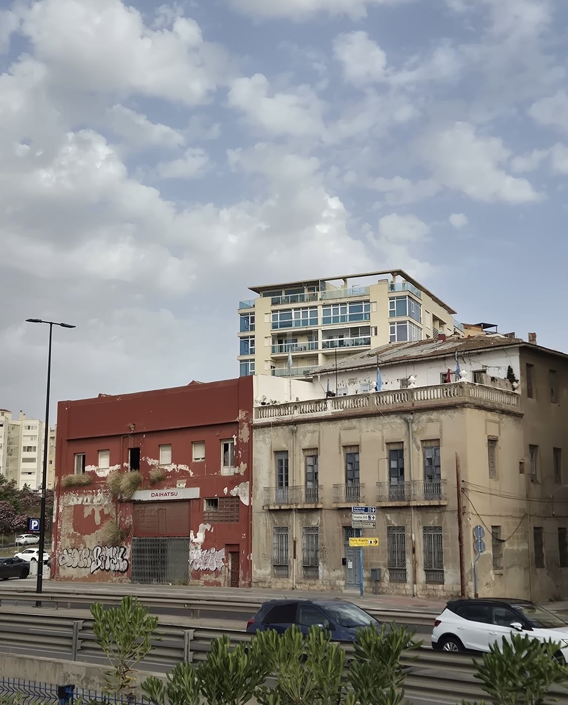 Edificaciones abandonadas junto a la avenida de Elche en el entorno de la Fábrica de Sacos