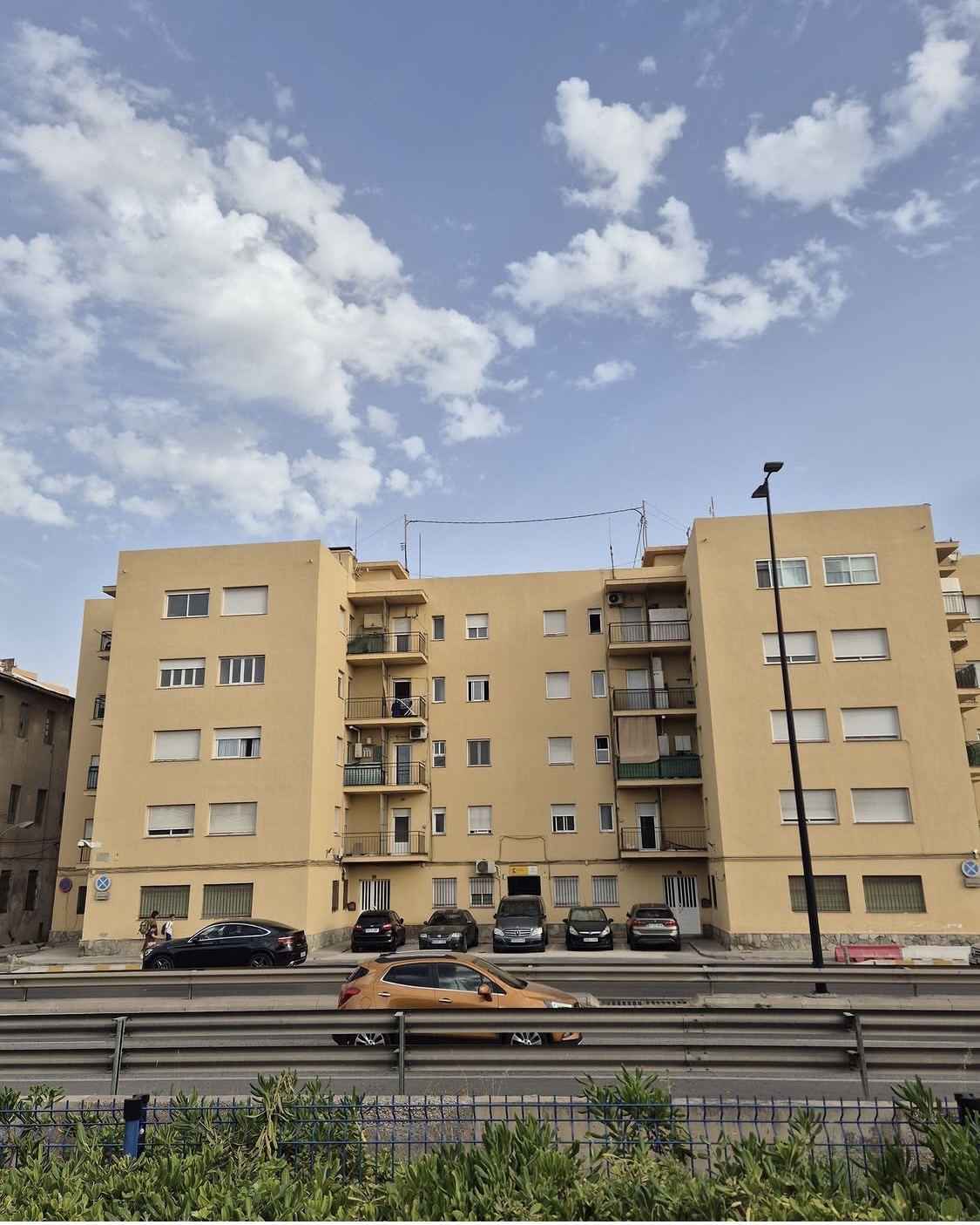 Edificio del SEPRONA en la avenida de Elche visto desde el Parque del Mar