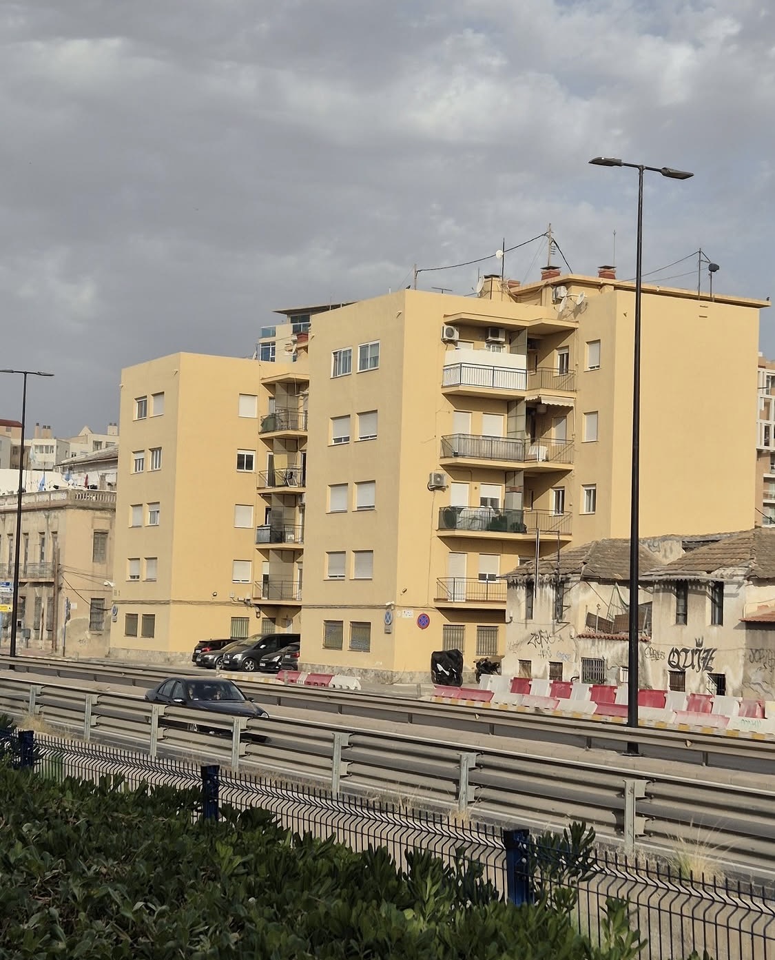 Entorno del edificio del SEPRONA y edificaciones antiguas pendientes de urbanización