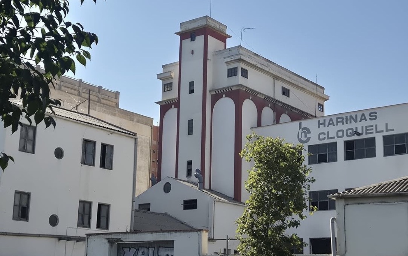 Vista del edificio municipal de Harinas Cloquell en Benalúa Sur