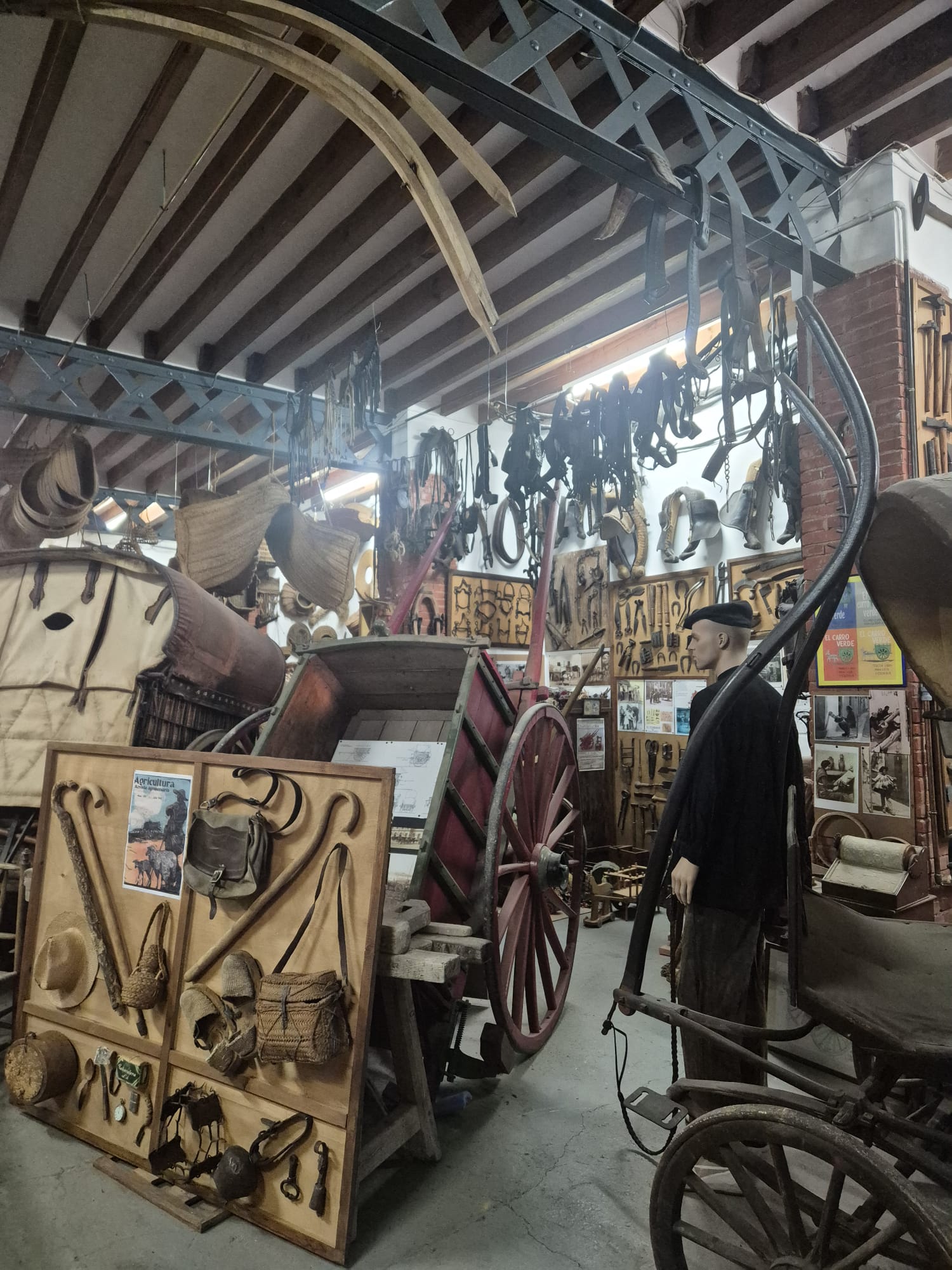 Colección de herramientas, carruajes y utensilios tradicionales propuesta como base del Museo Etnológico de Alicante