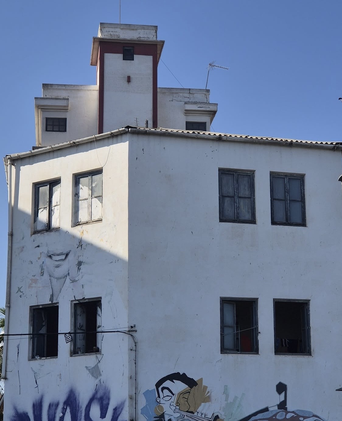 Fachada deteriorada del edificio de Harinas Cloquell