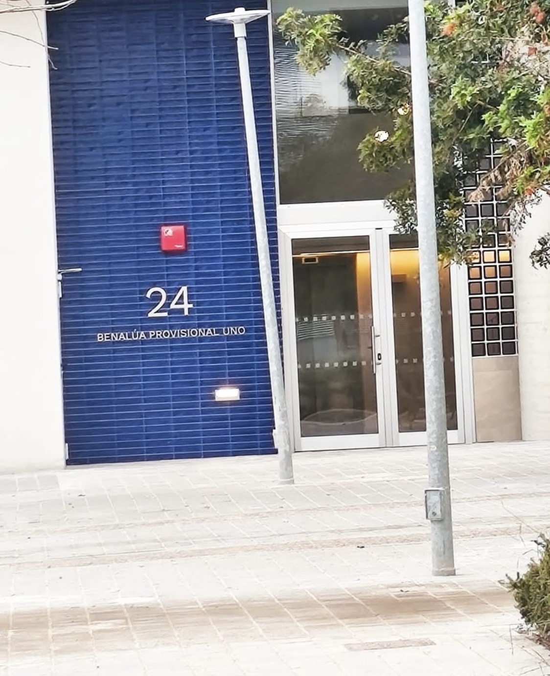 Portal número 24 identificado como Benalúa Provisional Uno y sin placa oficial de calle