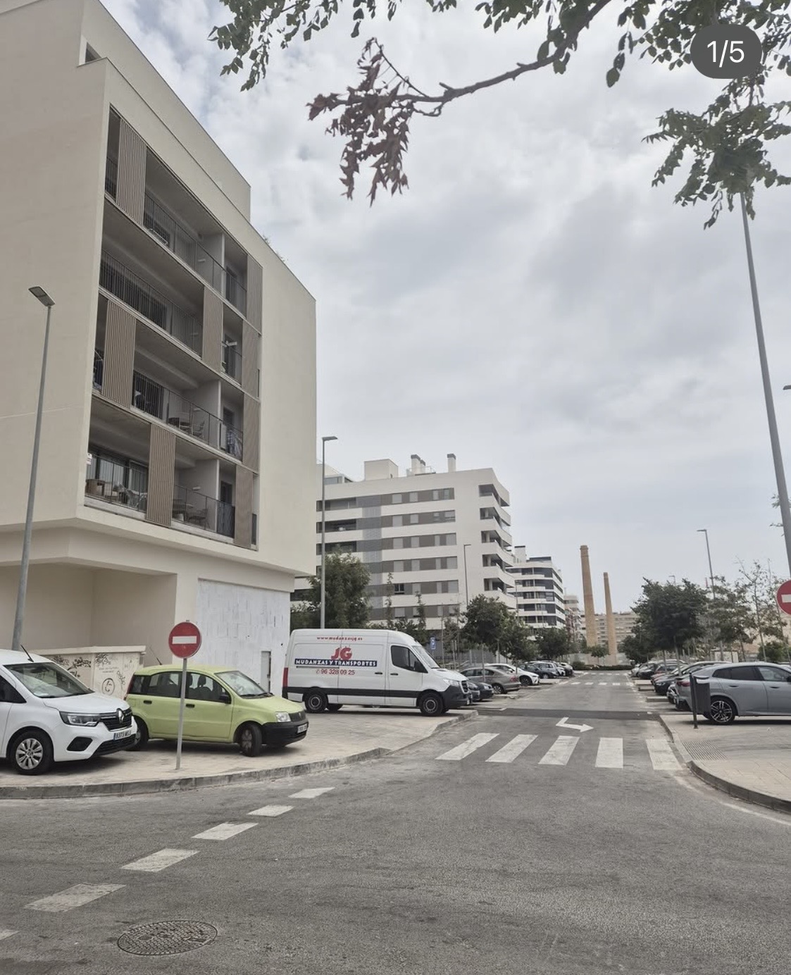 Calle residencial de Benalúa Sur sin placa visible con el nombre de la vía