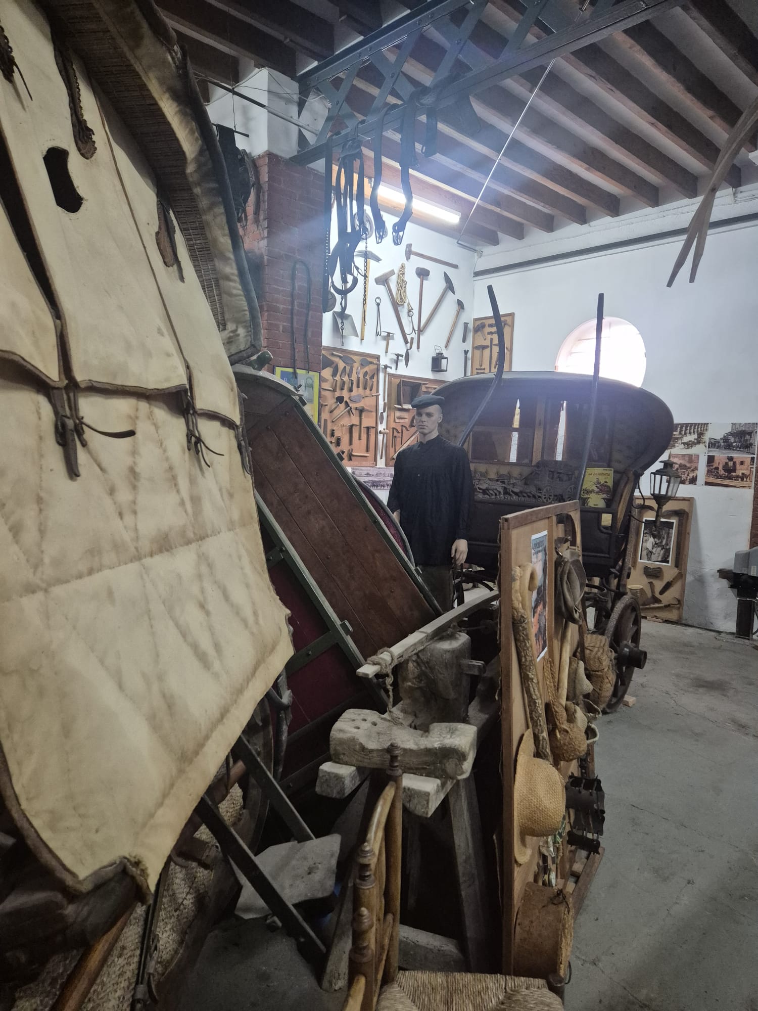 Carro, útiles agrícolas y piezas de oficios antiguos de la colección etnológica
