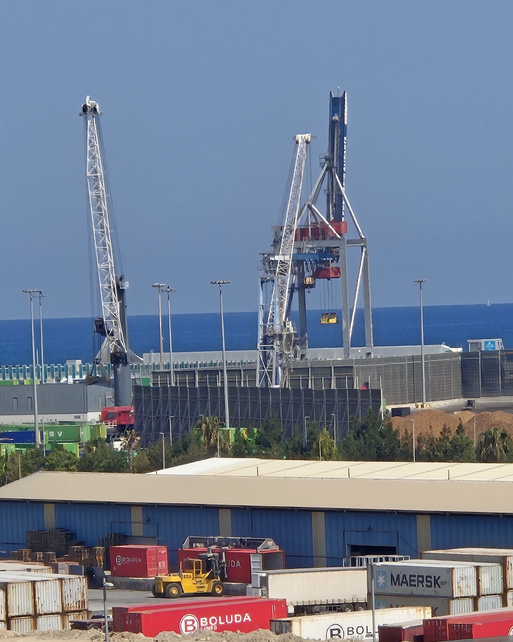 Grúas y zona de operaciones del muelle 13 del Puerto de Alicante
