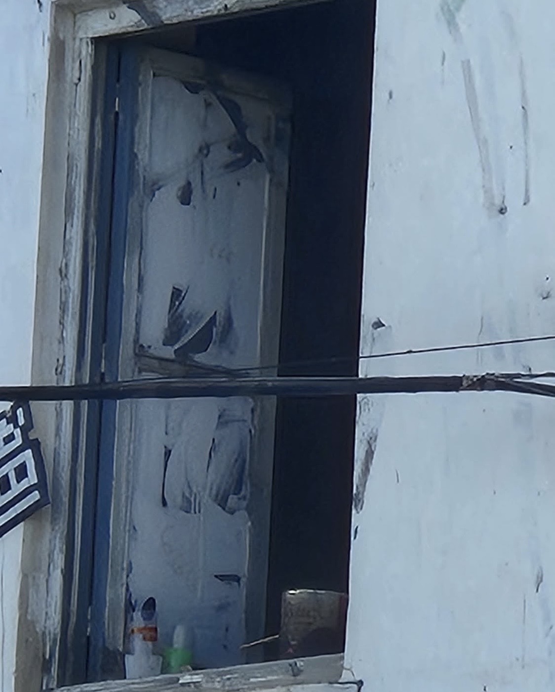 Ventana abierta en el edificio de Harinas Cloquell