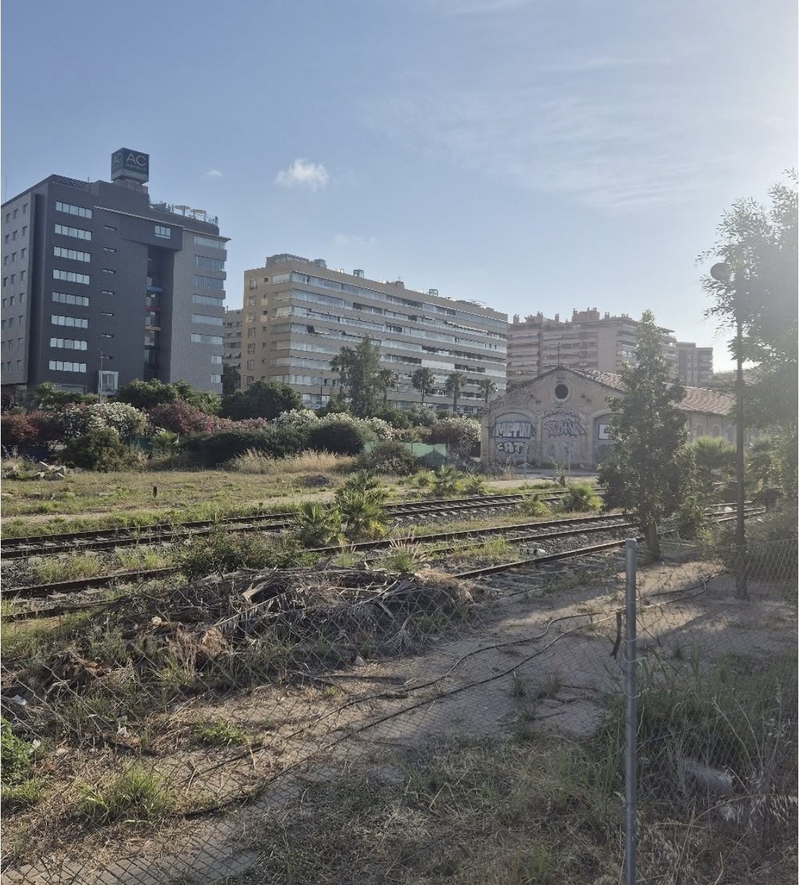 Vías de Benalúa junto a Casa Mediterráneo y edificios del acceso sur de Alicante