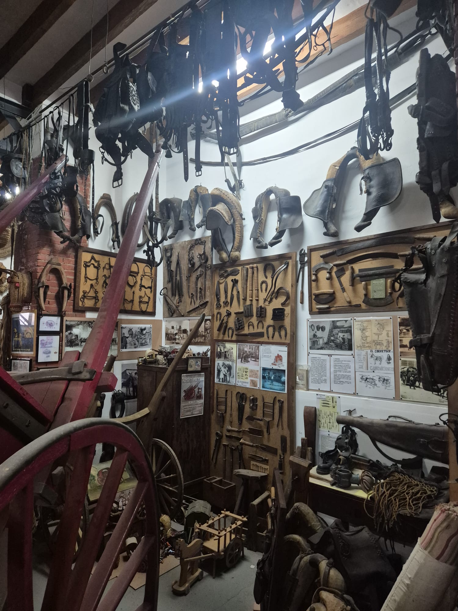 Herramientas, aparejos y objetos de oficios tradicionales expuestos en la colección