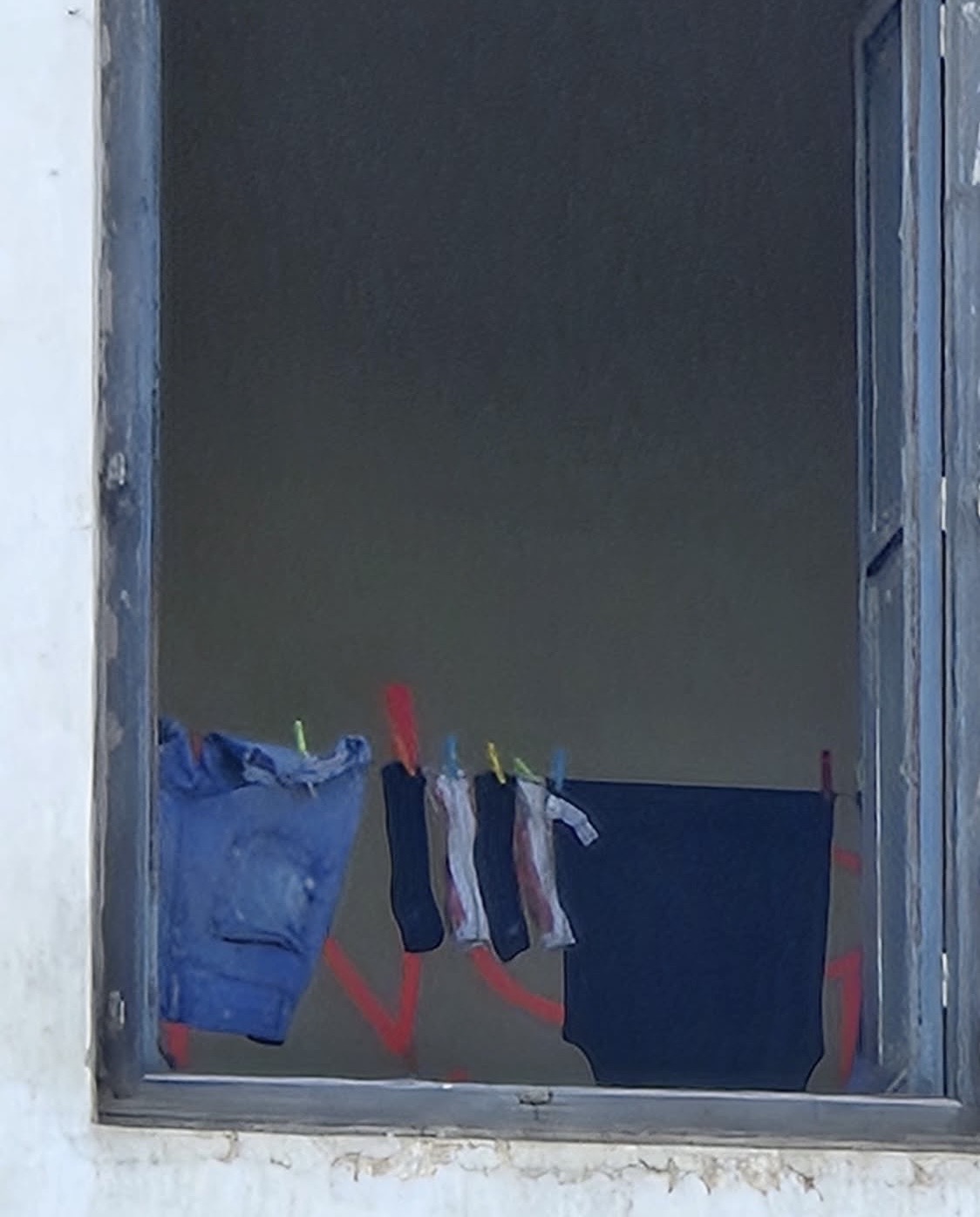 Ropa tendida visible en una ventana del edificio de Harinas Cloquell