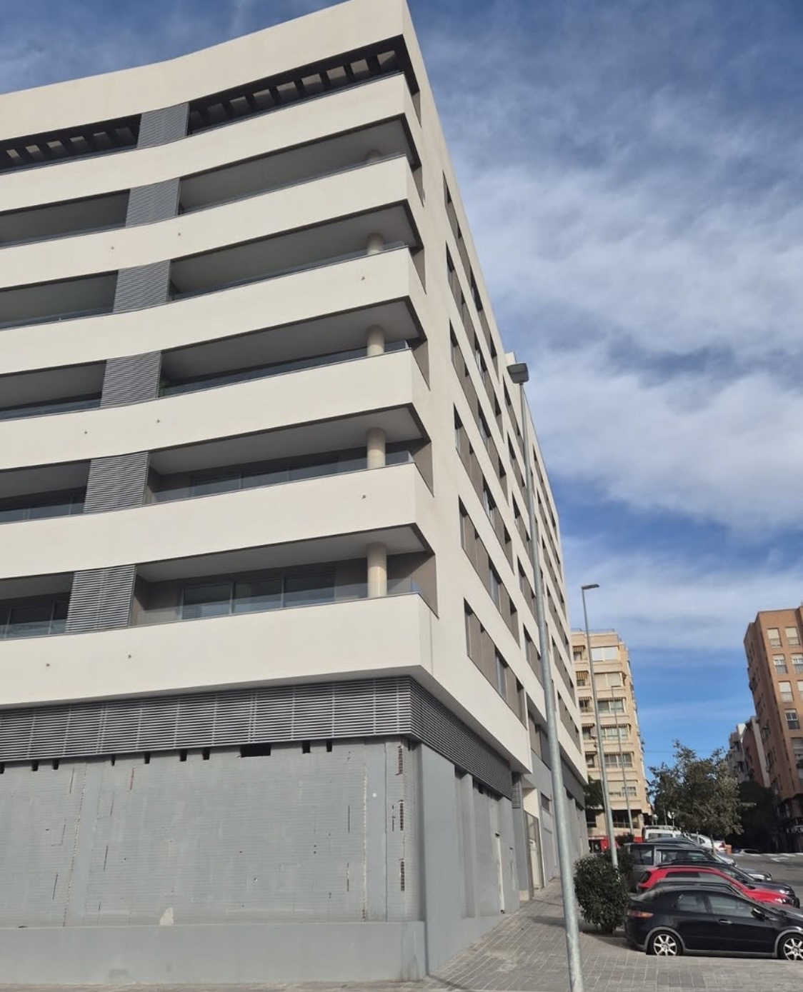 Fachada de un edificio de Benalúa Sur sin placa identificativa de la calle