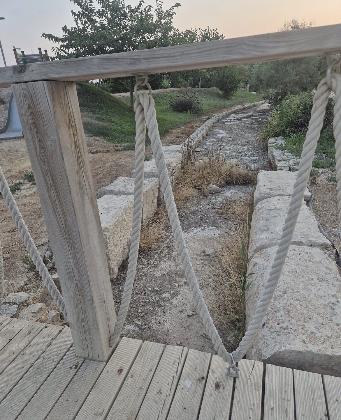 Acequia seca del Parque del Mar vista desde una pasarela de madera