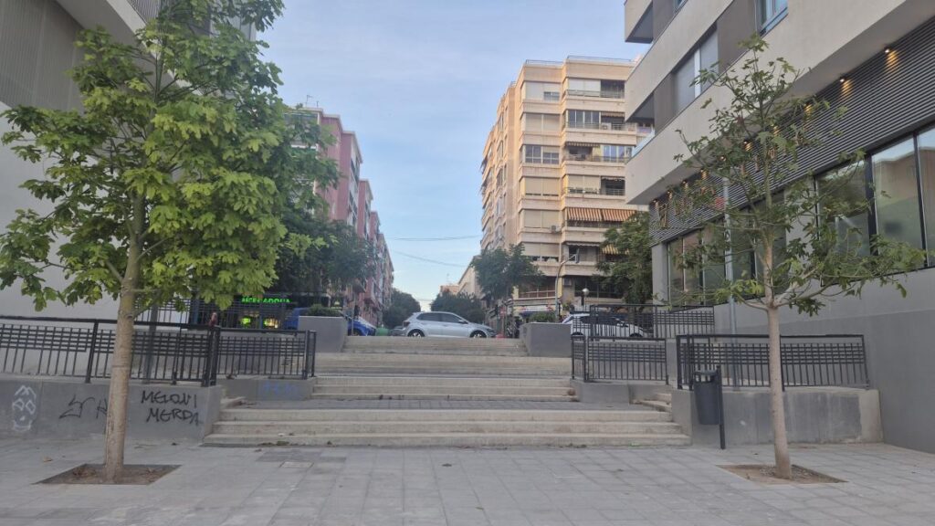 Exigimos rampas y accesos sin barreras en las plazas de Benalúa Sur