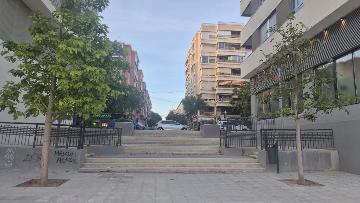 Escaleras de salida de una plaza de Benalúa Sur hacia Catedrático Soler, documentadas en el anexo de la reclamación