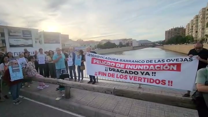 Concentración junto al cauce con una pancarta que reclama el dragado y el fin de los vertidos