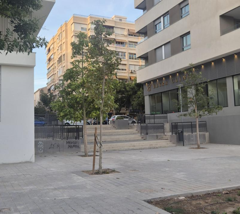 Vista de la plaza y su salida escalonada hacia Catedrático Soler, fotografía 2 del anexo