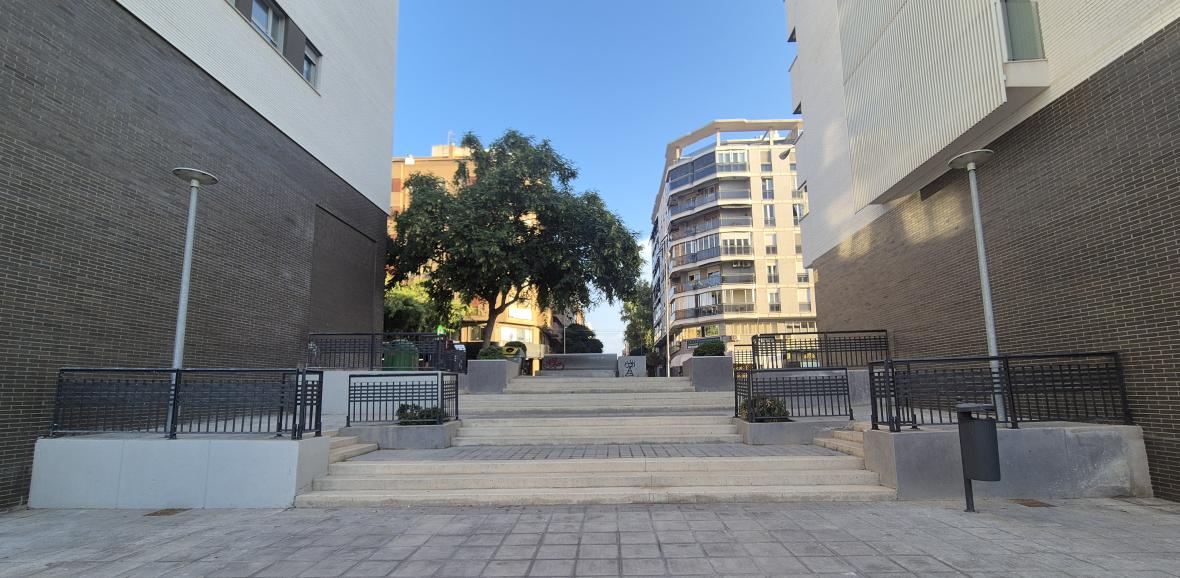Otro tramo de escaleras sin rampa en la salida hacia Catedrático Soler, fotografía 3 del anexo