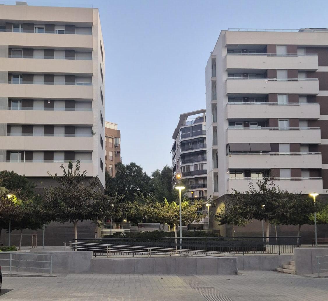 Entrada con rampa desde Quintiliano a una plaza cuya salida hacia Catedrático Soler denunciamos como inaccesible, fotografía 4 del anexo