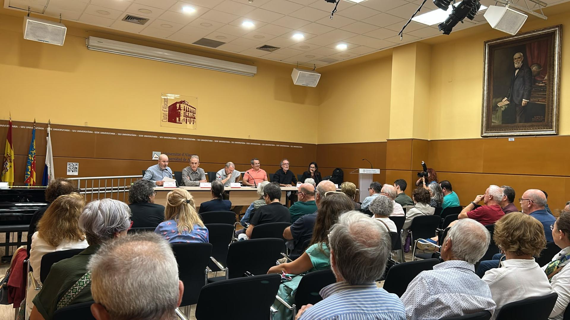 Vista general del público asistente a la mesa redonda en la sala Rafael Altamira